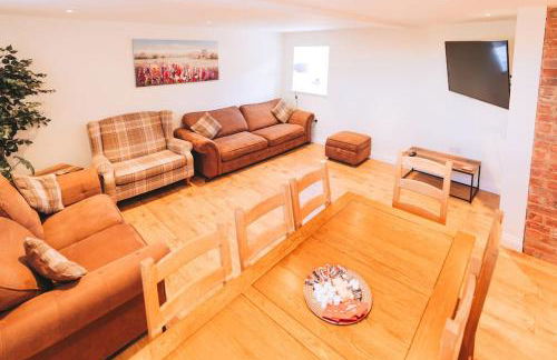 Luxury newly converted oak cottage with hot tub - Foto 24