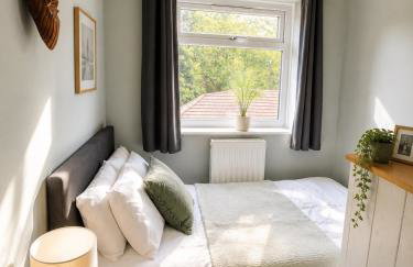 3BR, Sleeps 5, Free Parking, Fast WiFi, Near M62 & Leeds - Foto 8