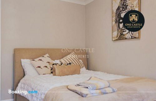 Exclusive Deals l Last-Minute Specials l Free Parking I Short term Booking l Garden I Sleeps Up to 6 l 3 Bed & 2 Bath I One Castle Apartments Short-lets and Serviced Accommodation - Photo 16
