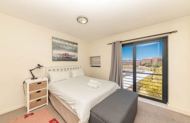 Delightful 2 Bedroom Townhouse in Woodstock - Photo 2