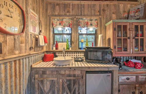 Snuggle Inn Wimberley Cabin with Fire Pit and Deck - Foto 14