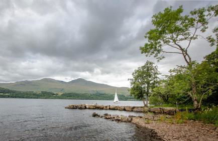 Ardeonaig Lodge with Hot Tub & Water Fronted Games room - Foto 26