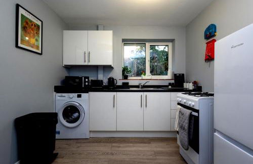 Cozy 2-Bed Detached Bungalow with Parking Woking - Photo 8