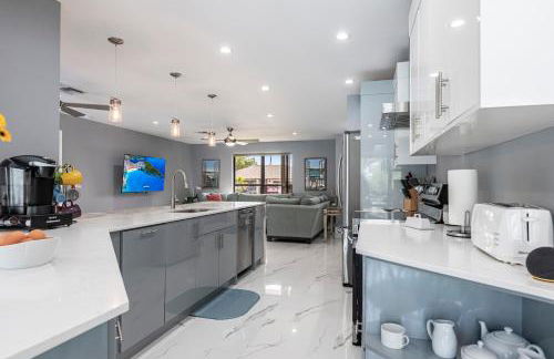 3BR With HUGE 2k sq ft Lanai & Seasonally Heated Pool - Foto 26