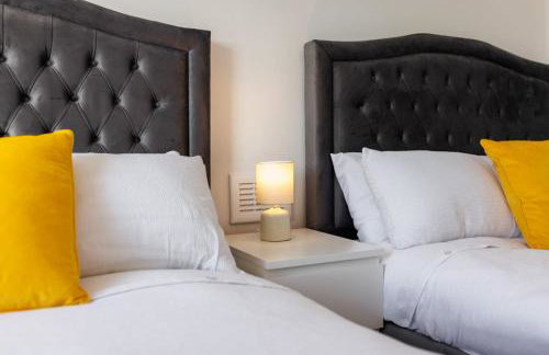 Flatzy - Sleeps 16 Near Football Ground & Ping Pong Table - Foto 23