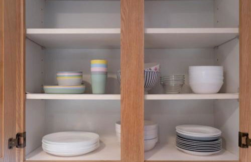 Spacious & Serene 6-Br Family Retreat in Kirkland - Photo 29