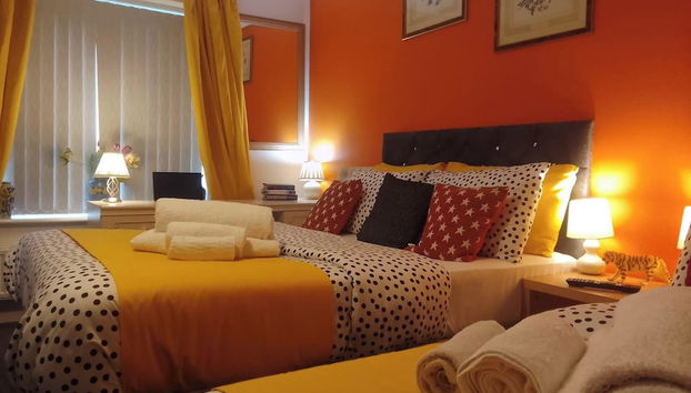 4 Bedroom Executive detached house, sleep 10, Garden, Ideal for Contractors, family and group, by home away at Ideal home & cottage - Foto 2, Imagem principal