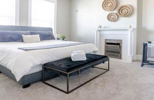 7BR Luxury Living 1st Floor Primary ABODEbucks - Foto 19