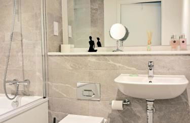 Lets Stay SA Manchester I 2Bed 2Bath l Waterfront l Private Balcony I Relaxing Retreat I Great Location - Foto 32