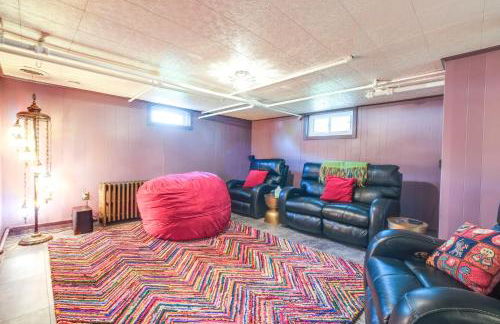 Colorful Roanoke Vacation Rental with Hot Tub! - Foto 18