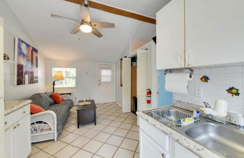 1 Mi to Nokomis Beach Quiet Getaway with Fire Pit - Foto 13