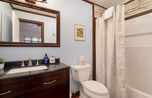 Chicadees Lake Lookout - A wood-burning fireplace, beautiful lake views, king and queen bedrooms, deck dining, and easy access t - Foto 25