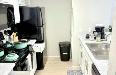 Central 1BR Retreat by Hospital and tollway - Photo 27