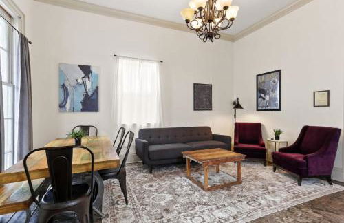 3BD HOME STEPS TO SAINT CHARLES Gated Parking - Foto 7