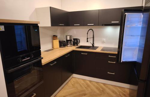 W Centrum Luksusowy Apartament, Duży Parking, Zameldowanie 24h, FV, Ekspres, XBOX, Klimatyzacja, Dwie Sypialnie, Kuchnia i Salon, Samo centrum miasta, - Foto 10