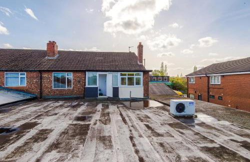 Luxury 3-Bedroom Apartment with 75-Inch TV, Fireplace & Terrace near Manchester Airport - Photo 34