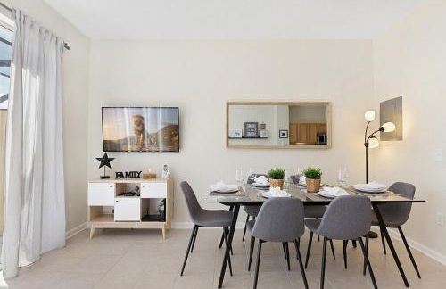 Charming 3BR Townhome Private Pool Walk to Clubhouse 9 Min Disney - Foto 23