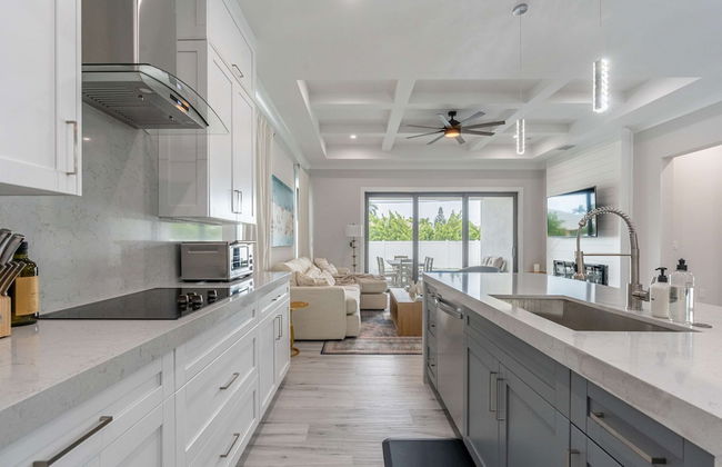 Sparkling new Vanderbilt Beach Luxury Escape - Photo 4