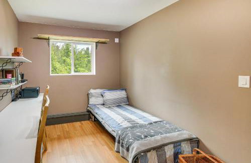 Rustic and Modern Home with Forest Views in Newport! - Foto 17