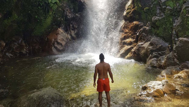 Contemplando o Chorro de las Campanas
