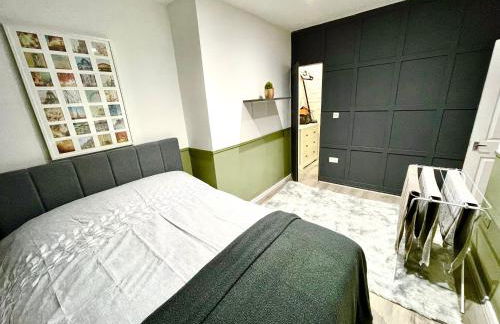 AdeamStays provides Beautiful centrally located 1 and 2 bed apartments on Liverpools Boulevard - Foto 54