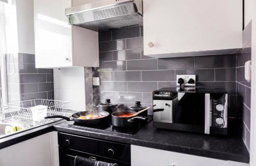 Spacious 3BR Weekend Getaway Home Near Etihad and Coop Live - Free Parking! - Foto 5