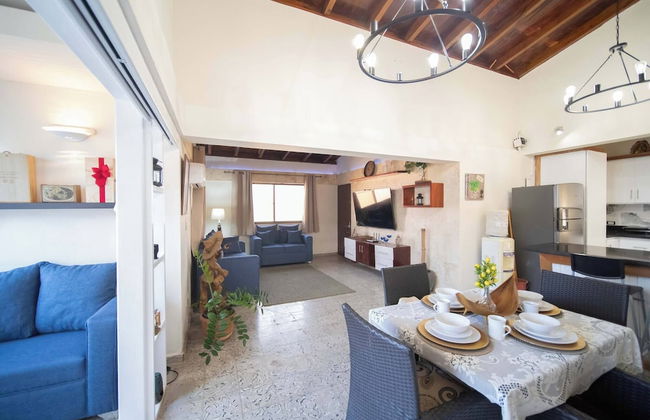 Colonial 2BR Apartment 2mins Walk to Beach! - Foto 1