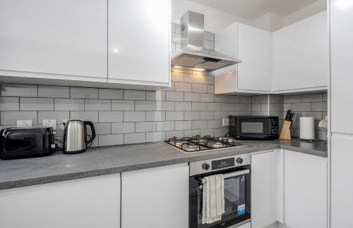 Lovely House in Dagenham / Barking with free parking, WiFi & Garden - Foto 13