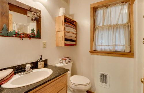 Pet-Friendly House with Deck Near Crater Lake! - Foto 28