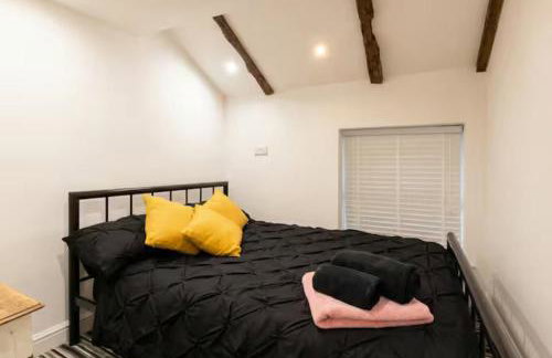 Beamed Village Apartment with Fireplace and Private Terrace, Castle Donington - Photo 3