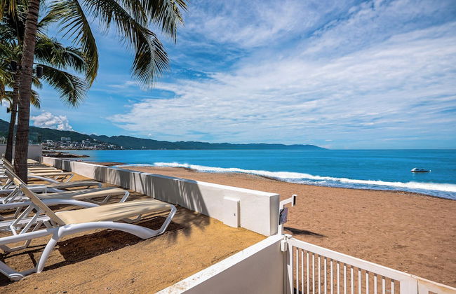 Oceanfront 1BR with Balcony & Pool - Foto 41