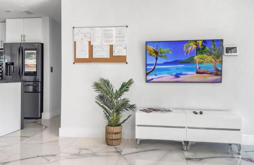 Amazing Home w Heated Pool 8 mins to the Beach - Foto 40