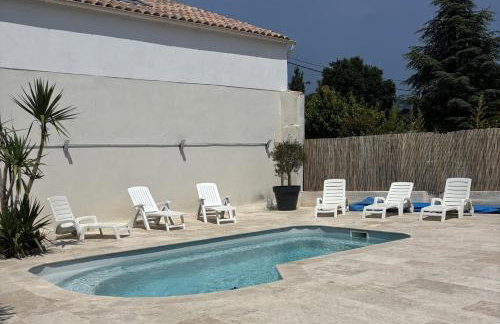 Villa wifi 8 à 10 personnes BBQ piscine situation centrale à Cuges les pins Sainte Baume 2km OK Corral 20km Marseille centre 20km Var - Foto 26