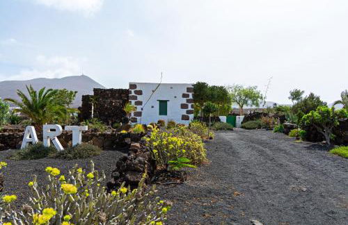 Bohemian Art House - 2BR in Yaiza & Garden - Photo 3