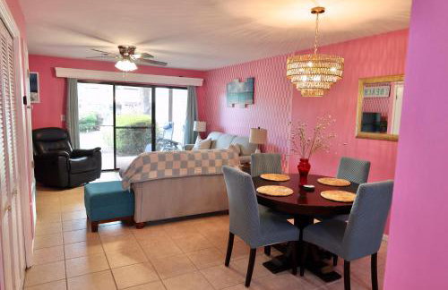 Pink Dream House - 2BR, Pools, Patios, & Walk to Ocean in Panama City Beach - Foto 38