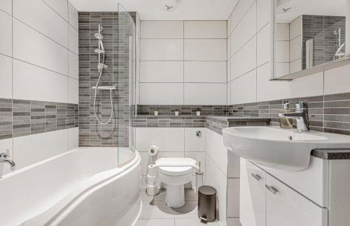 Modern 1 BR apt near town centre, perfect for long stays - Foto 9