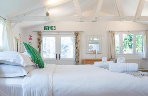 Bright & Airy Countryside Cabin Near Oxford, Perfect Getaway with Scenic Views - Pass the Keys - Foto 14