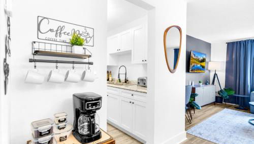 Family & Friends Retreat - Sleeps 19 - PalmWaveStays - Foto 3