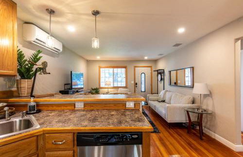 Chic, and Cozy, Centrally Located getaway - Foto 17