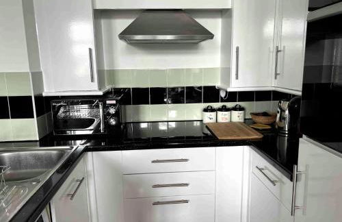 City Mill - Next to Town Centre Shopping and Restaurants - Free Parking - Foto 2