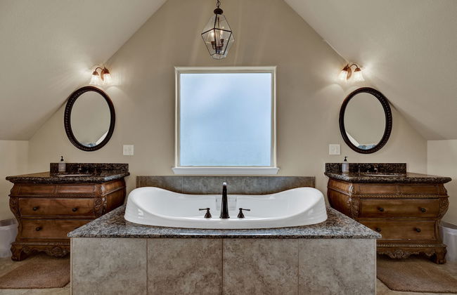 The Elizabeth Haus Upper Suite - Photo 16