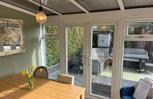 Honeybee Cottage, with a log fire & a hot tub. - Foto 6