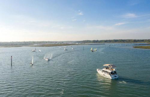 2BR Heated Yacht, Lymington Centre, Beautiful View - Photo 19