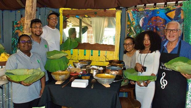 Demostración de Seven Curry en Georgetown - Foto 4, Listos para sentarnos a la mesa a comer