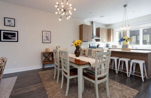 Modern Townhome, Large Game Room with Ping Pong, 10min to Downtown! Sleeps 10! - Foto 8