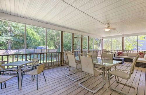 Less Than 1 Mi to Beach Luxury North Fork Retreat with Deck - Foto 2