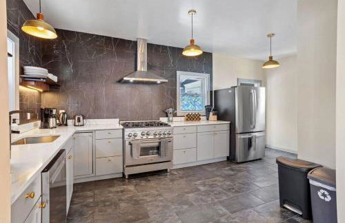 AC 9 BR 4BA Victorian Manor - 1 Block to Beach - Foto 39