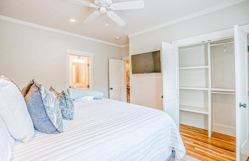 NEW LISTING Six Bedrooms - Private Dock - Steps to the Beach - Sleeps 14 - Foto 28