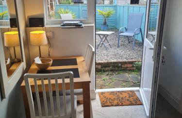 Quiet self contained studio flat near town centre and university - Foto 7