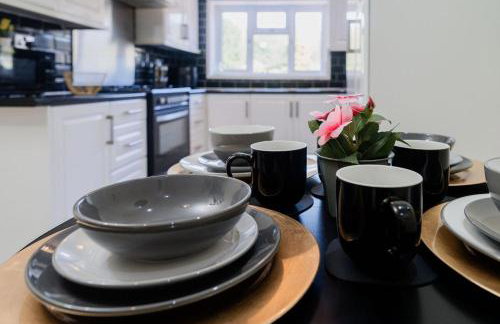 Spacious 6 bedroom House in Dudley with optional Nursery-Drive and Garage-Families and Contractors Welcome - Foto 23